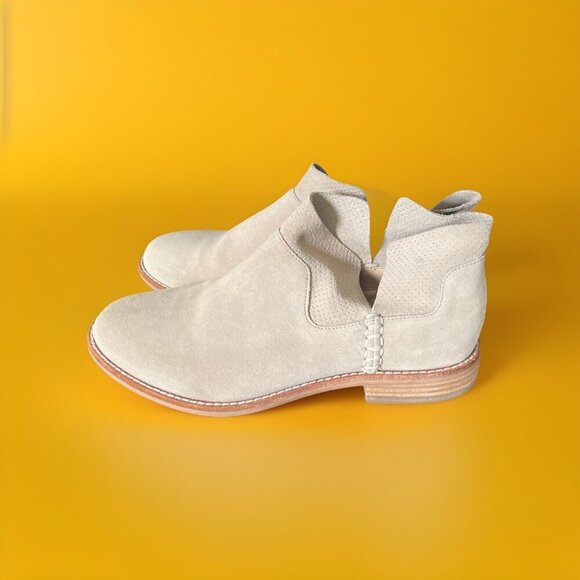 Clarks Edenvale Page- Fashion Boots Slip ON Women s Sz 8 Tan Suede - Picture 3 of 5